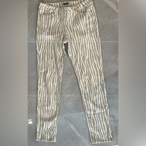 McLaughlin Lexi Jeans Size in Photos Mid-rise
Slim Leg Front Zip Button Closure